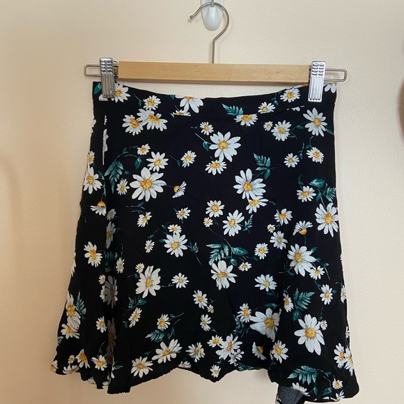 F21 Daisy print black skater skirt - Picture 7 of 8